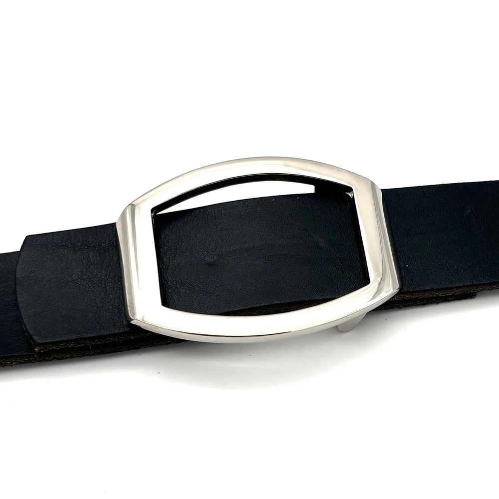 Detailansicht Buckle 35 mm Silber poliert mit verdeckter Lochführung und innenliegendem Riemenverlauf aus Zinkdruckguss