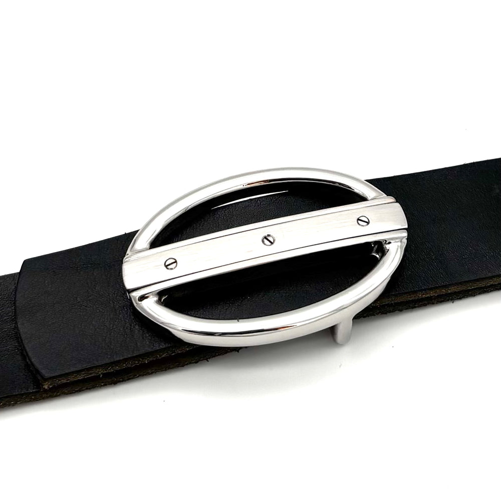 Detailansicht Buckle 35 mm Silber poliert mit verdeckter Lochführung und innenliegendem Riemenverlauf aus Zinkdruckguss