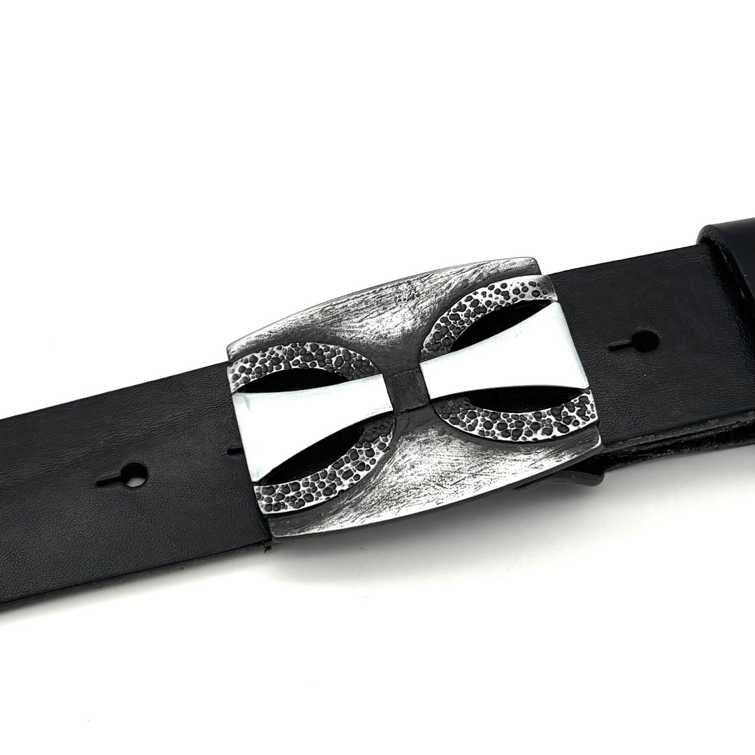 Detailansicht der geschwärzten Buckle 40 mm mit matter und glänzender Oberfläche