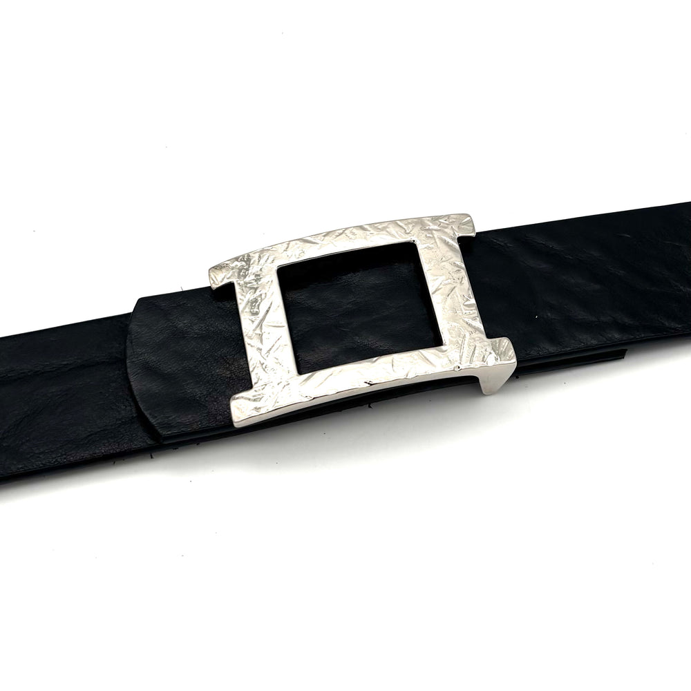 Detailansicht der Buckle 40 mm Silber mit markanter Hammerschlag-Optik
