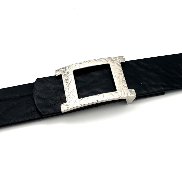 Detailansicht der Buckle 40 mm Silber mit markanter Hammerschlag-Optik