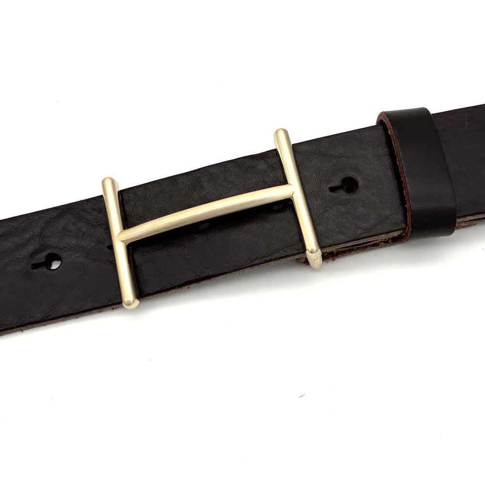 Detailansicht Buckle H 40 mm Gold satiniert mit Buchstabe H und matter Oberfläche aus Zinkdruckguss