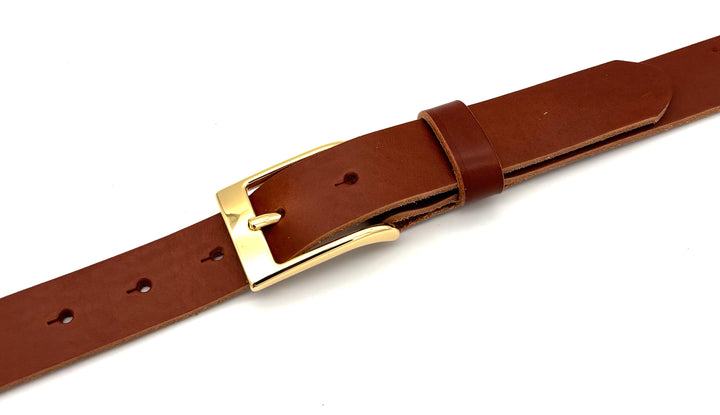 Detailansicht der Dornschließe 30 mm aus massivem Messing mit glänzender Goldoberfläche
