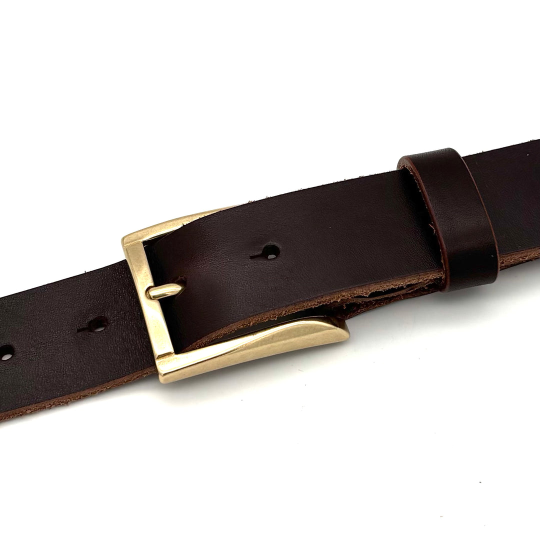 Detailansicht der Dornschließe 35 mm in Gold mit matter Oberfläche aus massivem Messing