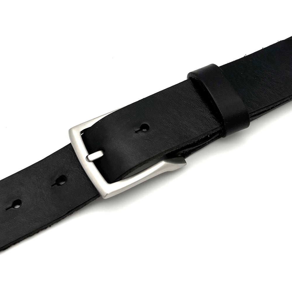 Detailansicht Dornschließe 35 mm aus massivem Edelstahl mit satinierter Oberfläche für 35 mm Ledergürtel