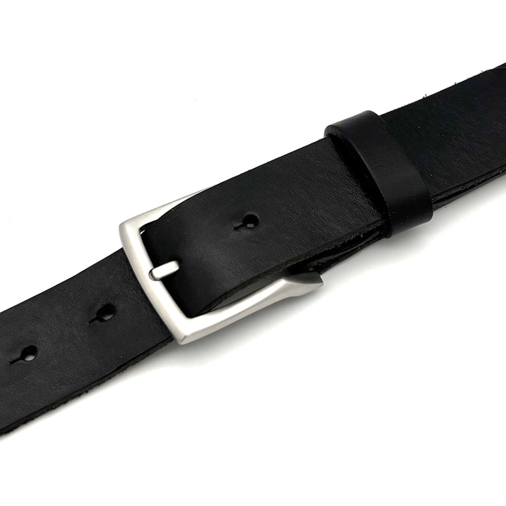 Detailansicht Dornschließe 35 mm aus massivem Edelstahl mit satinierter Oberfläche für 35 mm Ledergürtel
