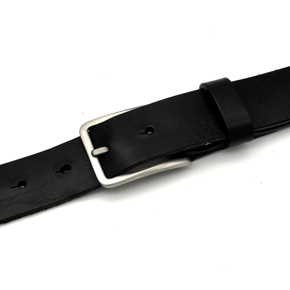 Detailansicht Dornschließe 35 mm aus massivem Edelstahl mit satinierter Oberfläche für 35 mm Ledergürtel