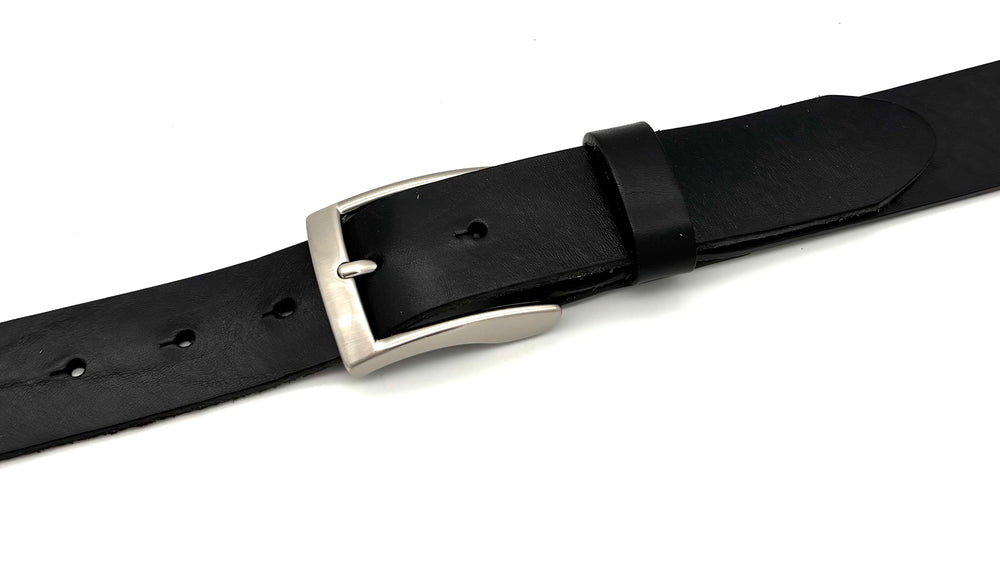 Detailansicht Dornschließe 35 mm satiniert aus massivem Messing für 35 mm Ledergürtel