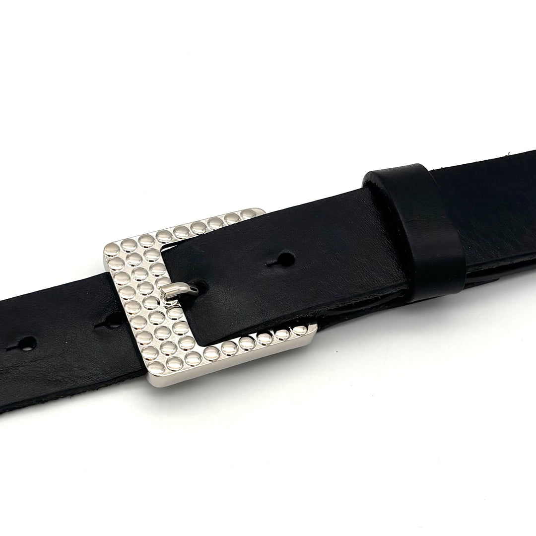 Detailansicht Dornschließe 35 mm Silber Hochglanz aus Zinkdruckguss mit glänzender Oberfläche für 35 mm Ledergürtel