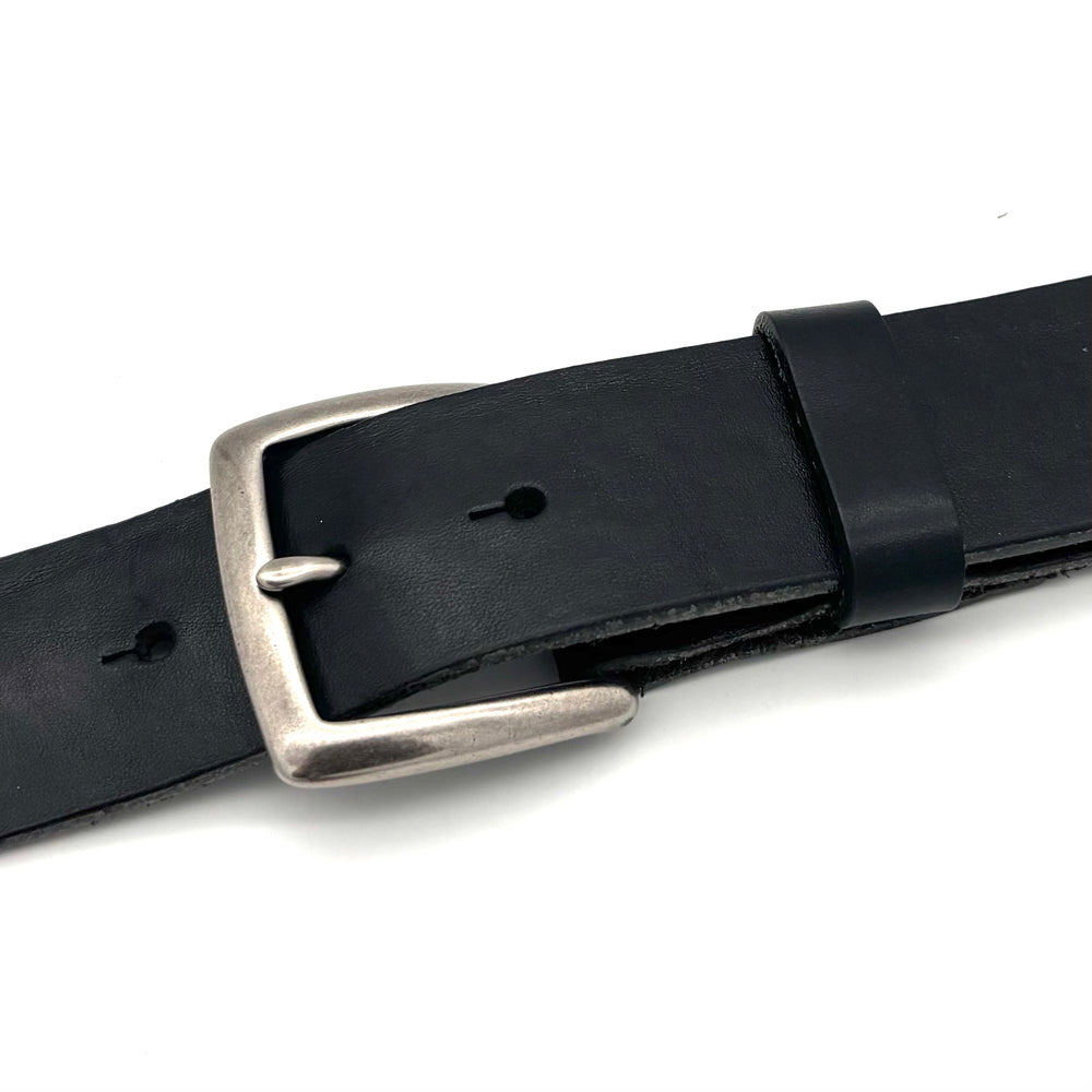 Detailansicht der Dornschließe 40 mm in Altsilber aus massivem Messing mit matter Oberfläche