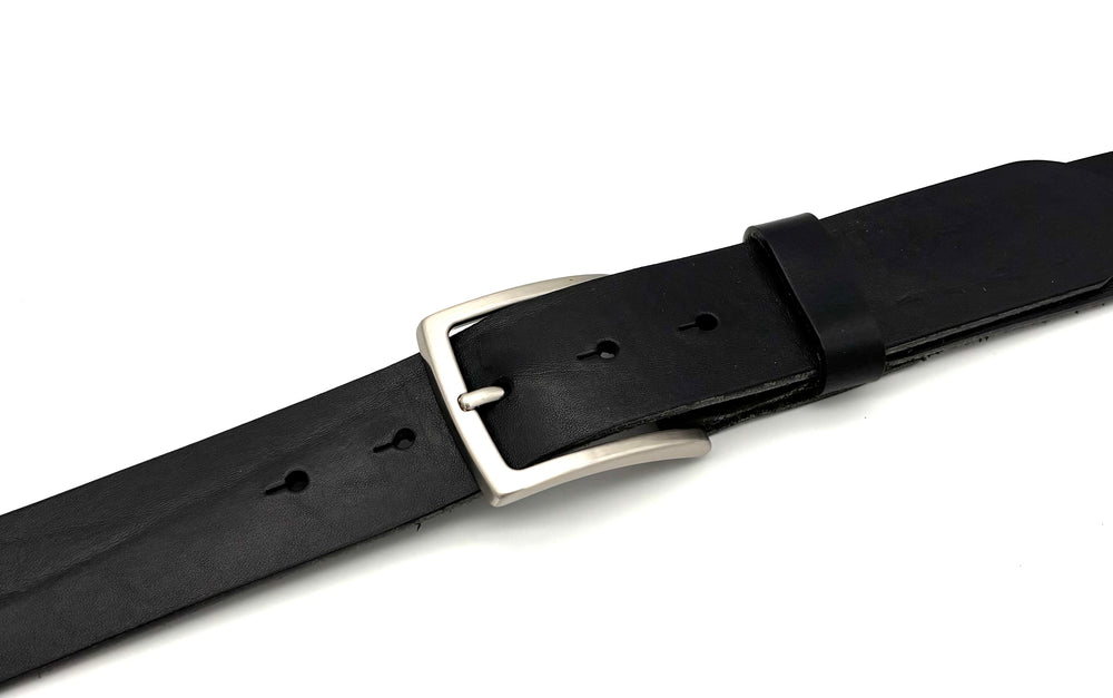 Detailansicht Dornschließe 40 mm Edelstahl satiniert aus massivem Messing für 40 mm Ledergürtel
