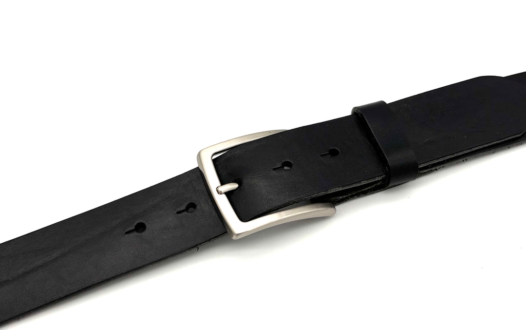 Detailansicht Dornschließe 40 mm Edelstahl satiniert aus massivem Messing für 40 mm Ledergürtel
