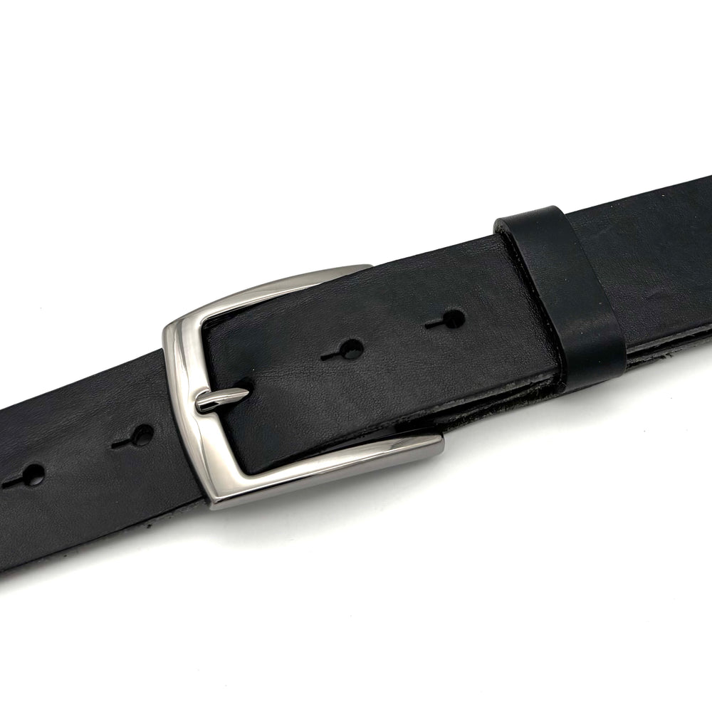 Detailansicht der Dornschließe 40 mm in geschwärzter Ausführung aus massivem Messing mit glänzender Oberfläche