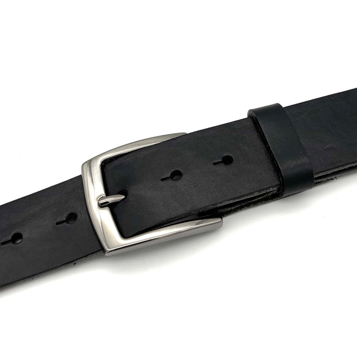 Detailansicht der Dornschließe 40 mm in geschwärzter Ausführung aus massivem Messing mit glänzender Oberfläche