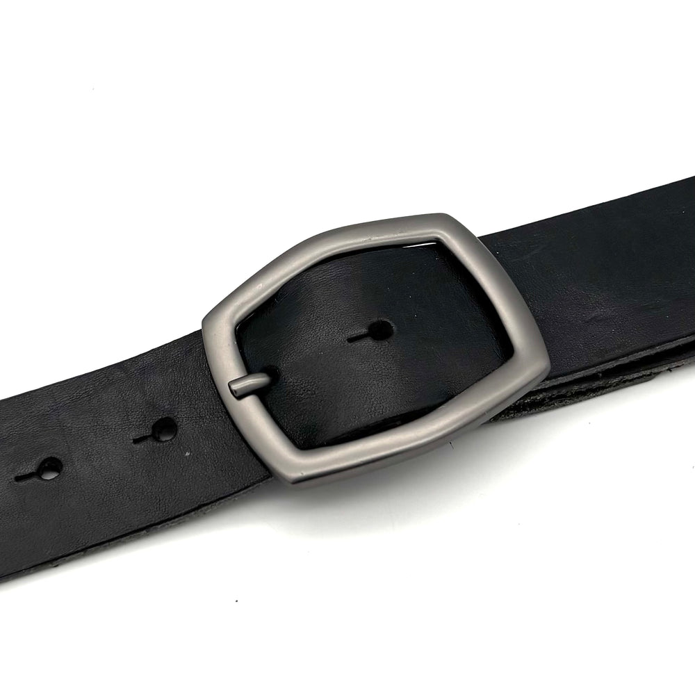 Detailansicht Dornschließe 40 mm geschwärzt matt aus Zinkdruckguss für 40 mm Ledergürtel