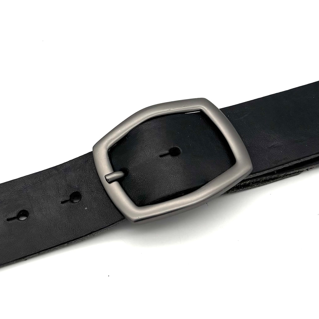 Detailansicht Dornschließe 40 mm geschwärzt matt aus Zinkdruckguss für 40 mm Ledergürtel