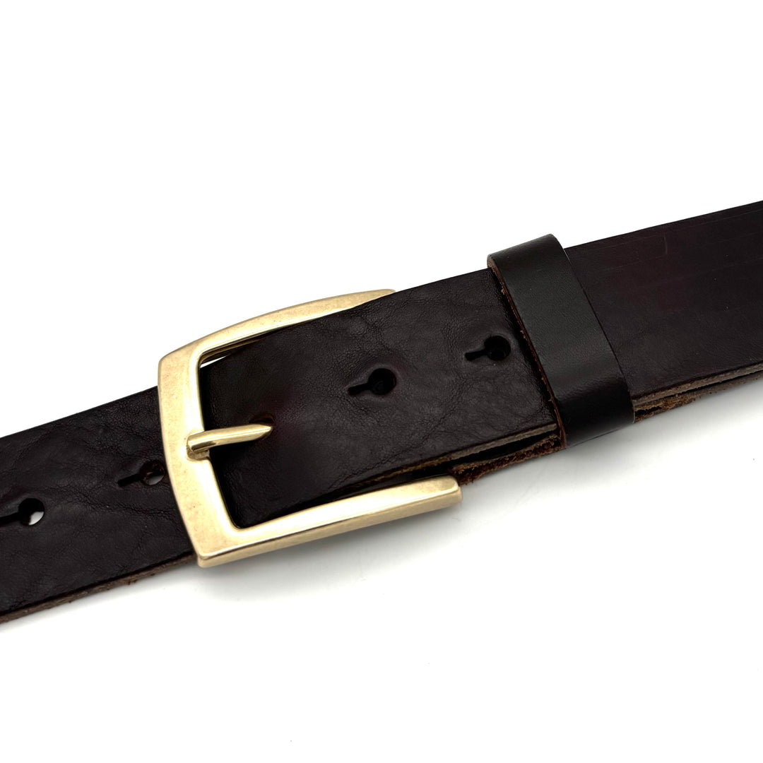 Detailansicht der Dornschließe 40 mm in Gold aus massivem Messing mit leicht glänzender Oberfläche