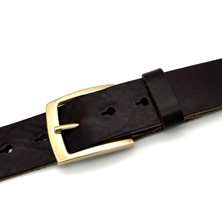 Detailansicht der Dornschließe 40 mm in Gold aus massivem Messing mit leicht glänzender Oberfläche