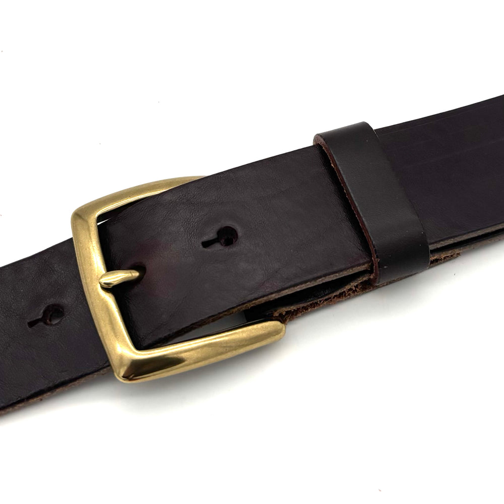 Detailansicht der Dornschließe 40 mm in Gold aus massivem Messing mit leicht glänzender Oberfläche
