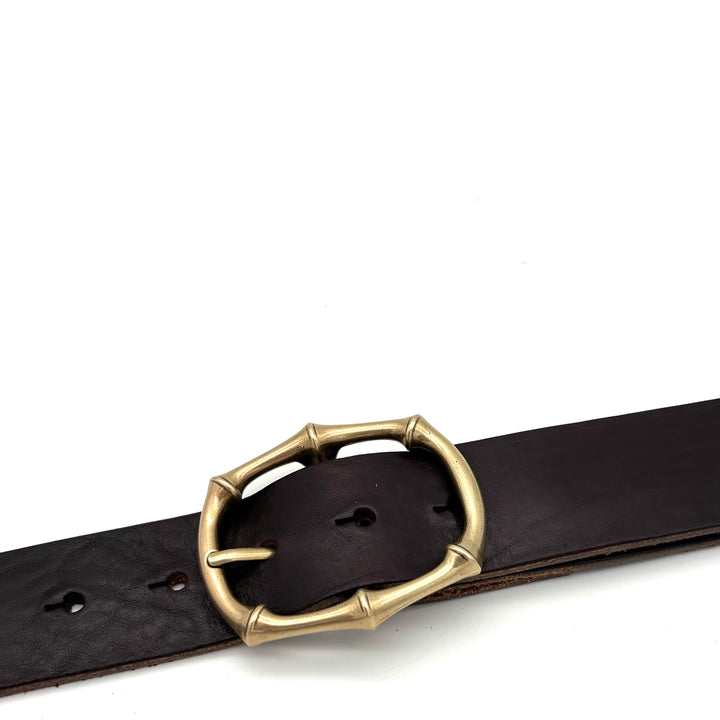 Detailansicht der geschlossenen Dornschließe 40 mm in Gold mit matter Oberfläche aus Zinkdruckguss