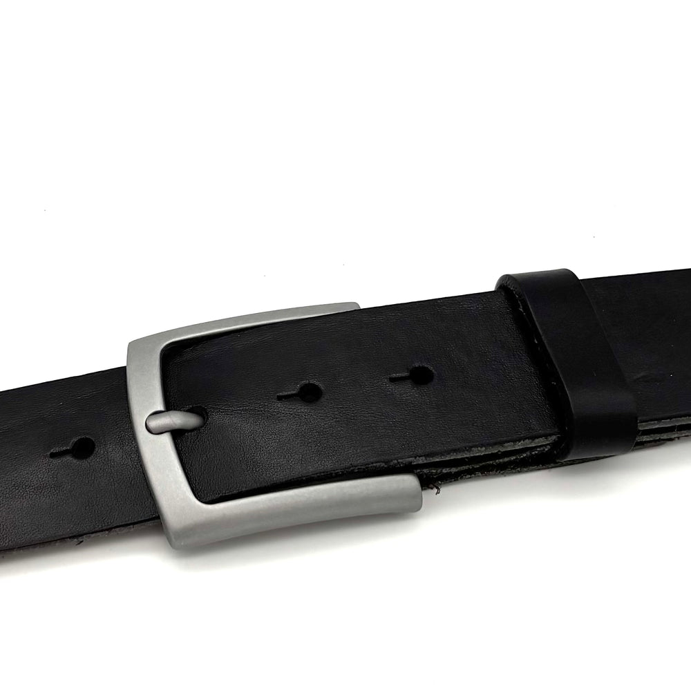 Detailansicht der Dornschließe 40 mm in Grau mit matter Oberfläche