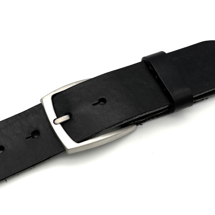 Detailansicht Dornschließe 40 mm aus massivem Edelstahl mit matt satinierter Oberfläche für 40 mm Ledergürtel