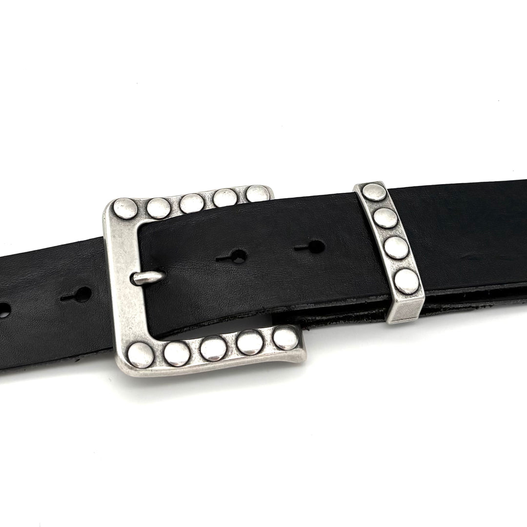 Detailansicht der Dornschließe 40 mm mit Metallschlaufe in silber geschwärzter Ausführung
