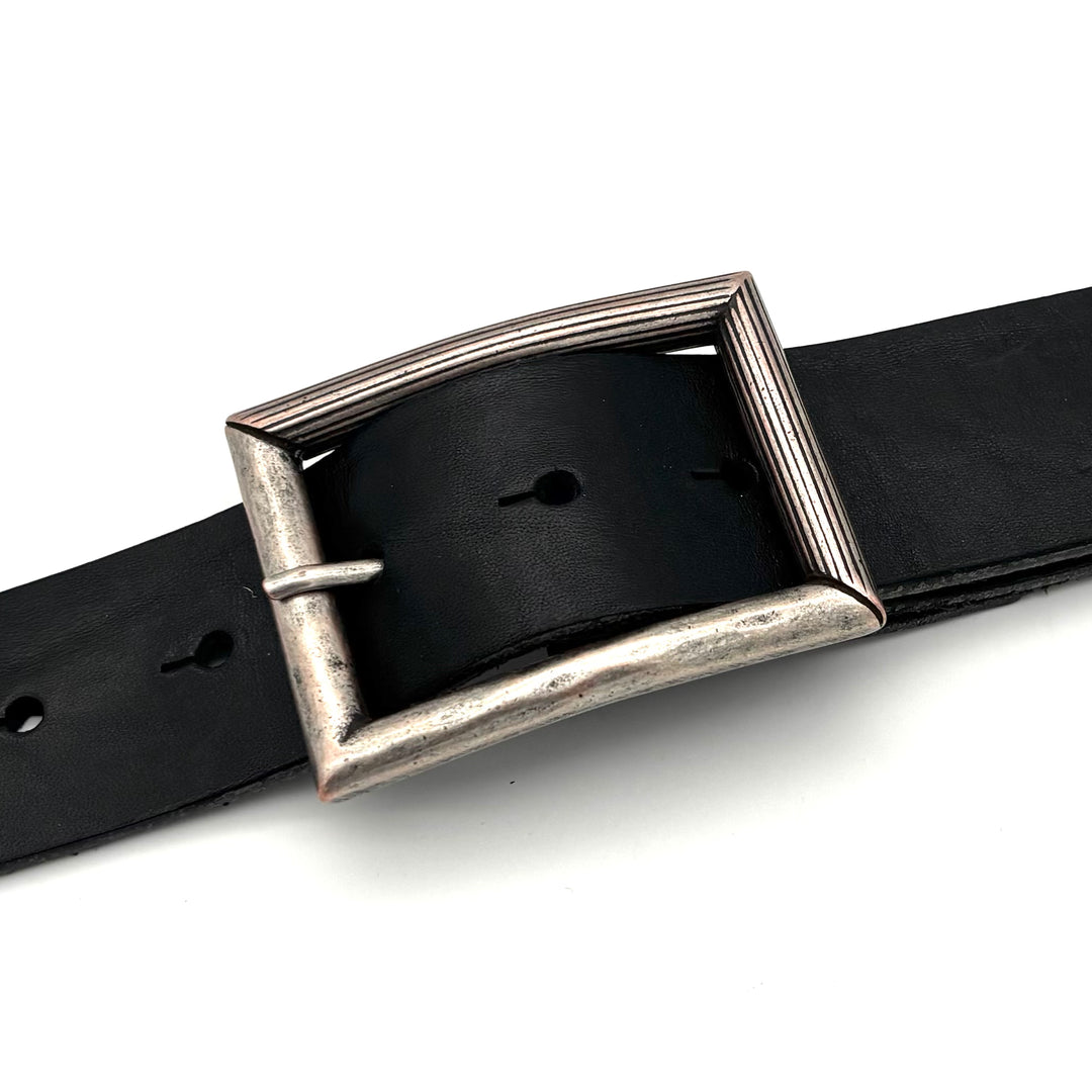 Detailansicht der geschlossenen Dornschließe 40 mm in Altsilber mit matter Oberfläche
