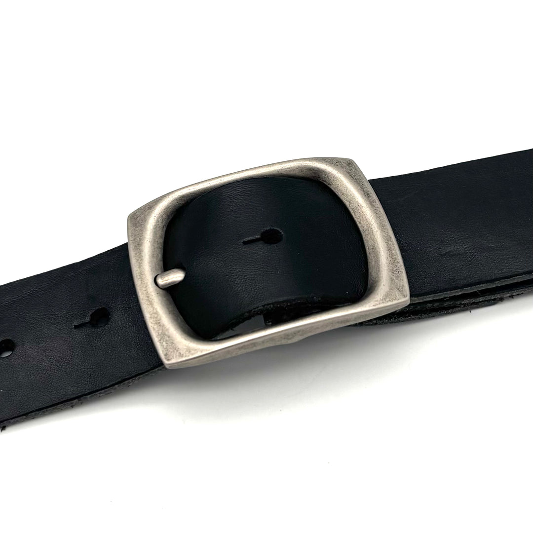 Detailansicht der geschlossenen Dornschließe 40 mm in Altsilber mit matter Oberfläche