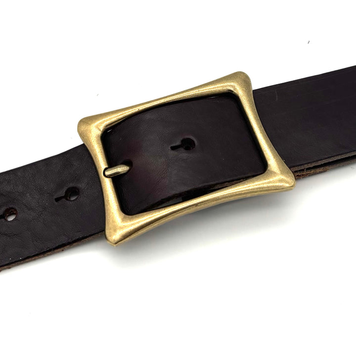 Detailansicht der geschlossenen Dornschließe 40 mm in Gold mit matter Oberfläche