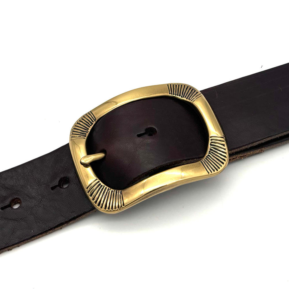 Detailansicht der geschlossenen Dornschließe 40 mm in Gold geschwärzt mit matter Oberfläche