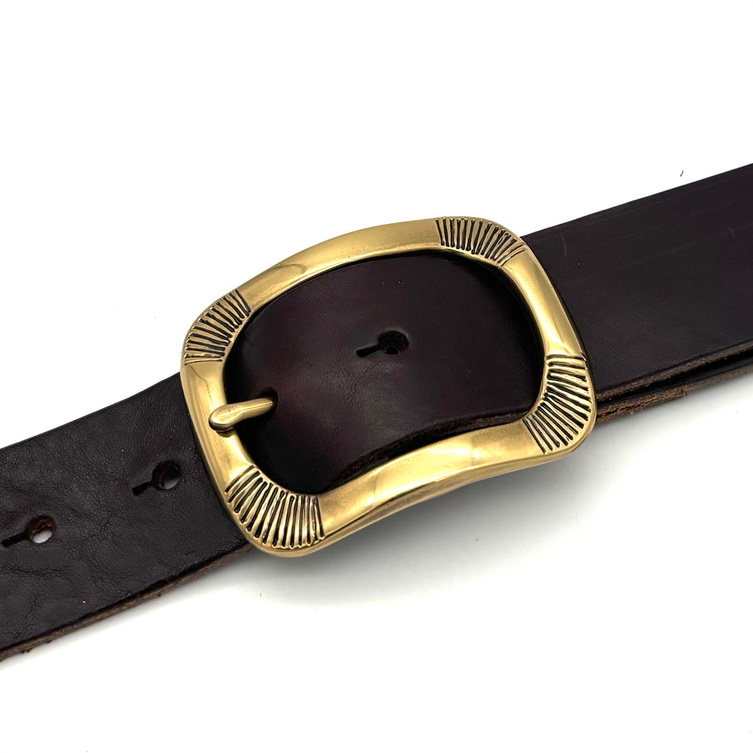Detailansicht der geschlossenen Dornschließe 40 mm in Gold geschwärzt mit matter Oberfläche