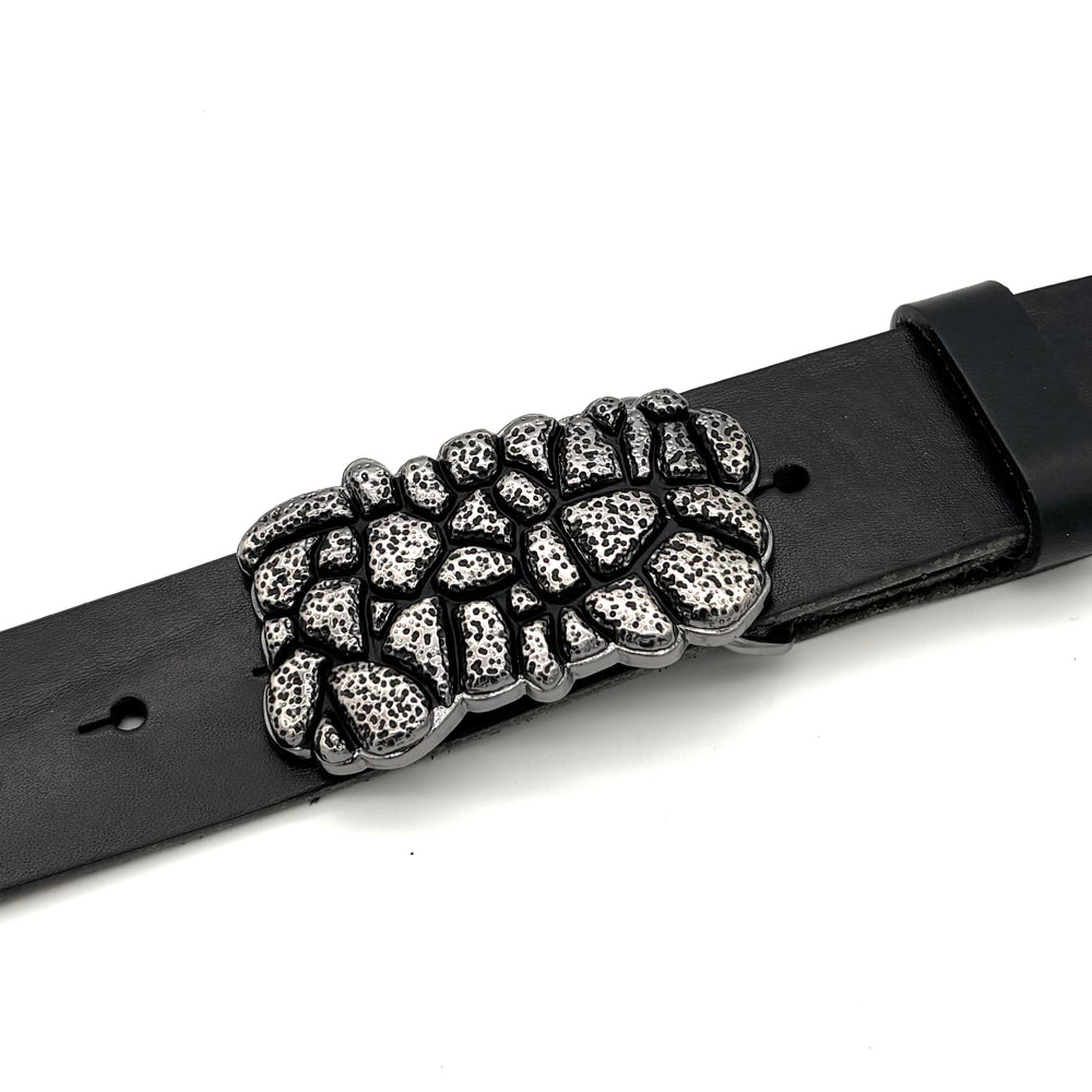 Detailansicht der Gürtelschließe Buckle 40 mm in Altsilber mit geschwärzten Details und matt glänzender Oberfläche