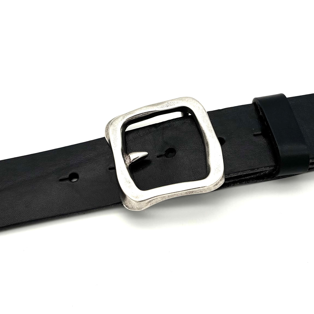 Detailansicht der Gürtelschließe Buckle 40 mm in Silber mit geschwärzten Details und matt glänzender Oberfläche
