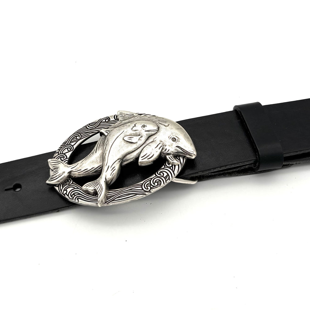 Detailansicht der Gürtelschließe Delfin 40 mm in Silber versilbert mit matt glänzender Oberfläche