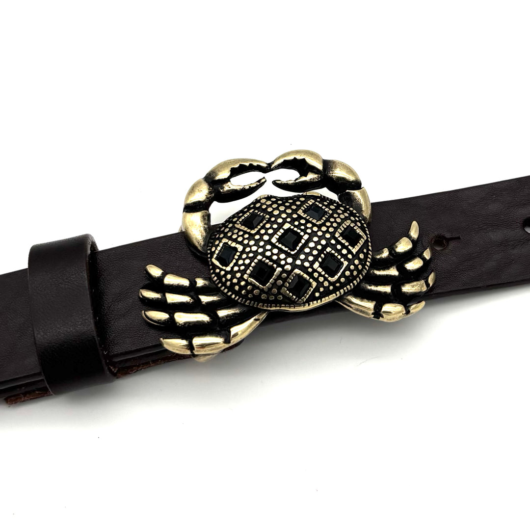 Detailansicht der Gürtelschließe Krebs 30 mm in Altgold mit Strasssteinen und matt glänzender Oberfläche