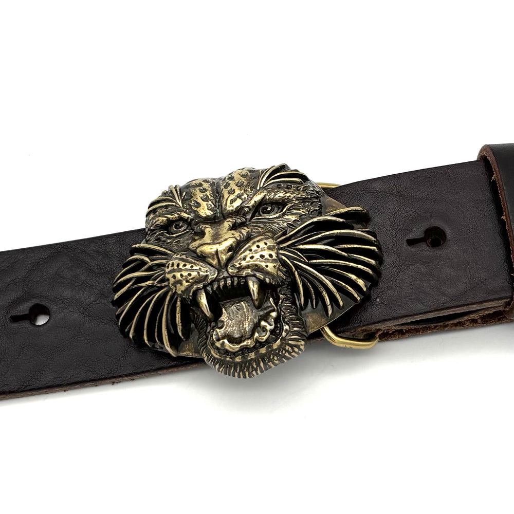 Detailansicht der Gürtelschließe Leopard 40 mm in Altgold mit leicht glänzender Oberfläche