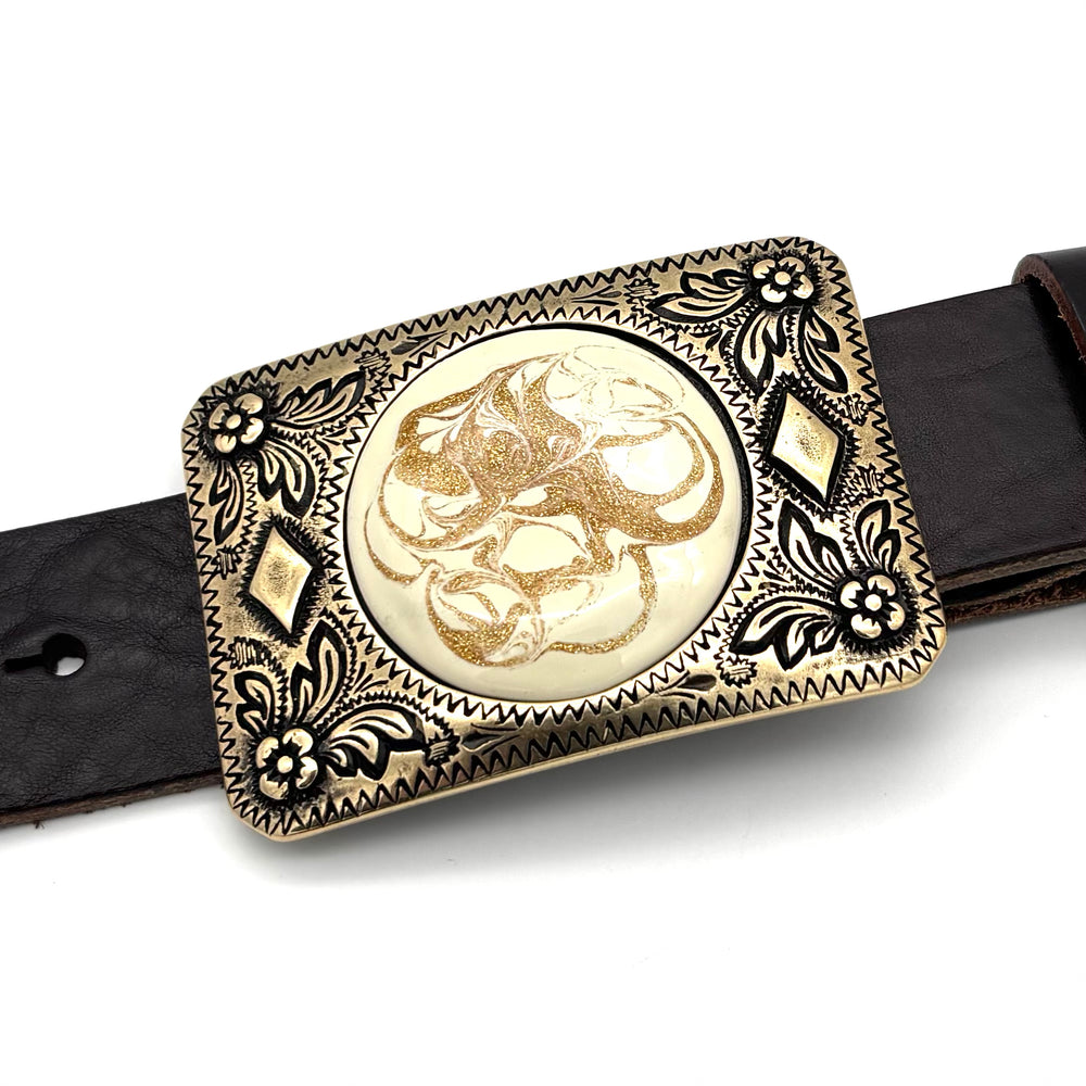 Detailansicht der Gürtelschließe Medallion 40 mm in Gold mit beigem Medallion und leicht glänzender Oberfläche