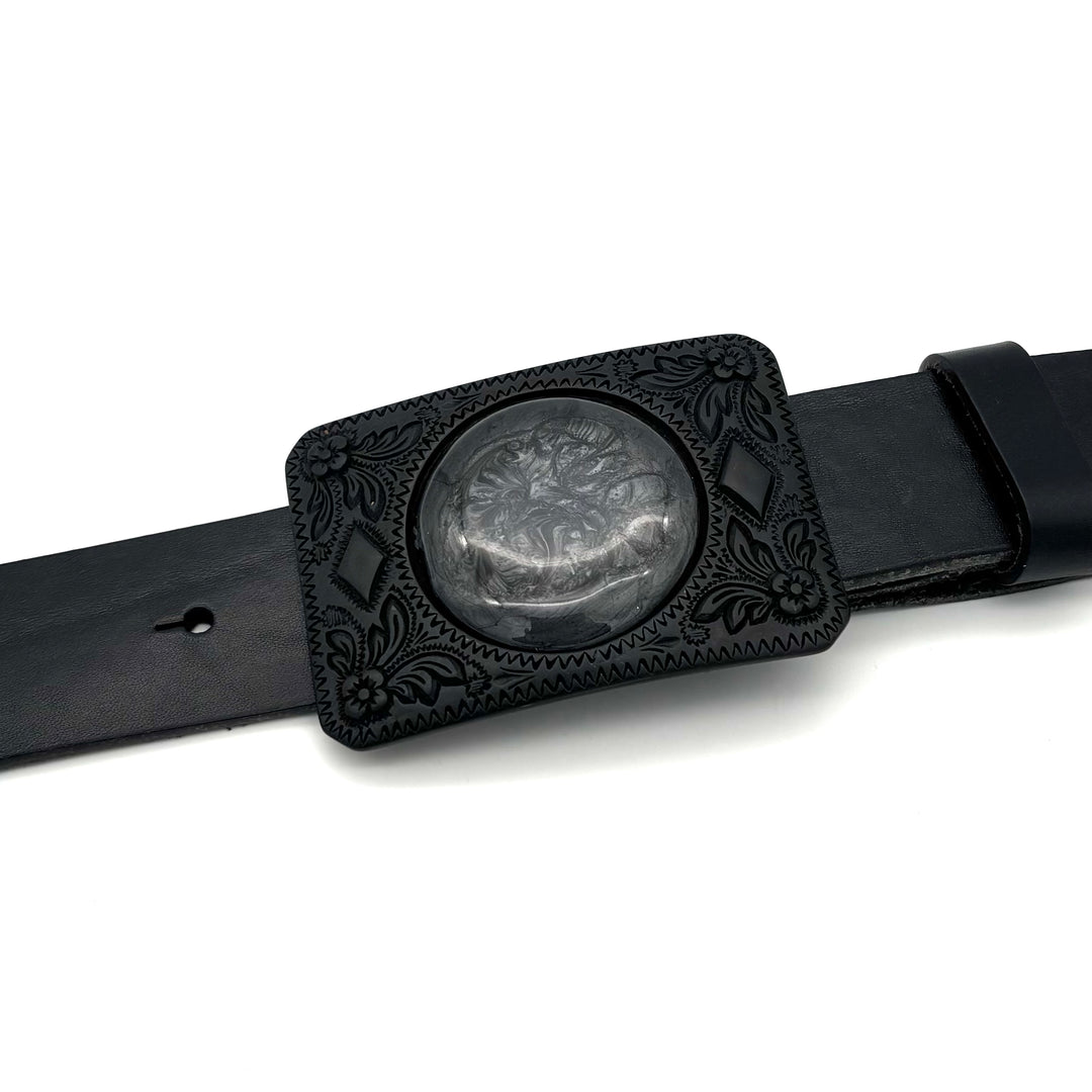 Detailansicht der Gürtelschließe Medallion 40 mm in Schwarz matt mit grauem Medallion und leicht glänzender Oberfläche