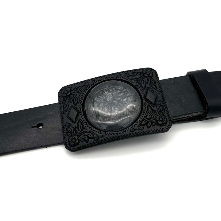 Detailansicht der Gürtelschließe Medallion 40 mm in Schwarz matt mit grauem Medallion und leicht glänzender Oberfläche