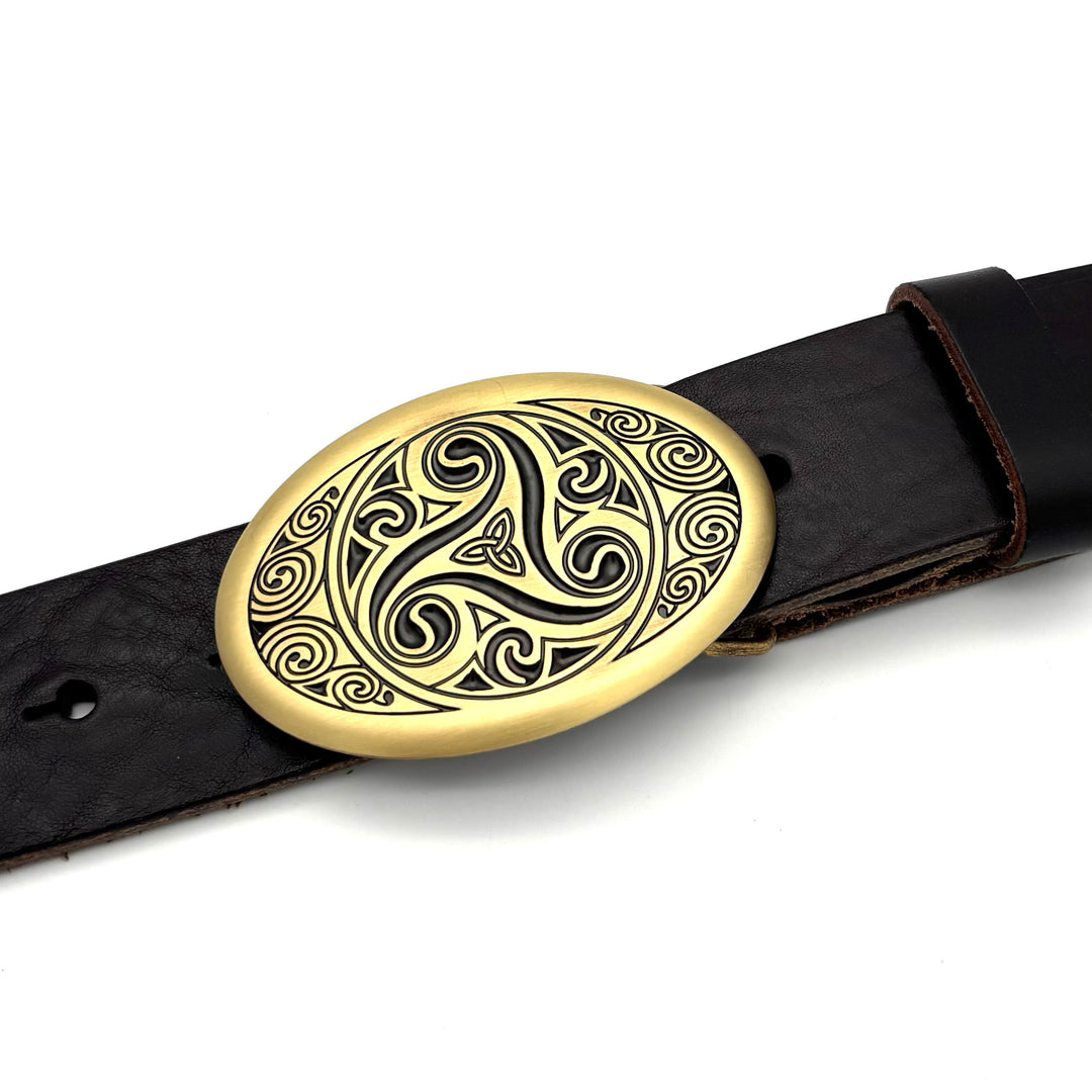 Detailansicht der Gürtelschließe Ornament Triskele 40 mm in Gold matt mit leicht glänzender Oberfläche