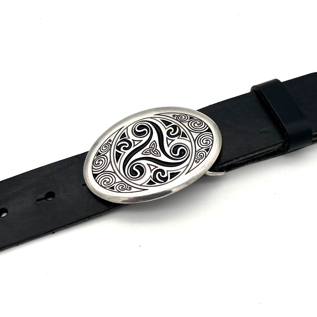 Detailansicht der Gürtelschließe Ornament Triskele 40 mm in Silber matt mit leicht glänzender Oberfläche