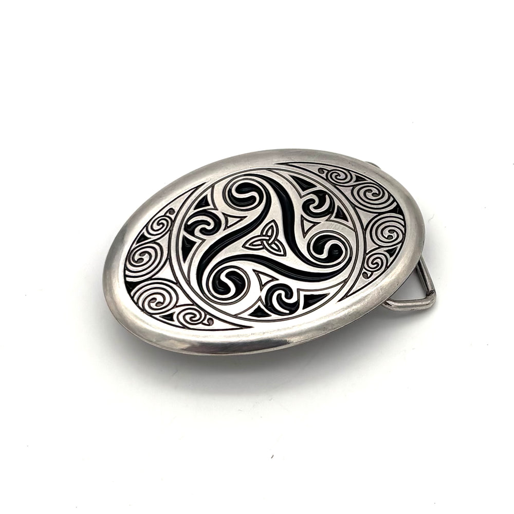 Gürtelschließe Ornament Triskele 40 mm in Silber matt für Druckknopfgürtel – Frontansicht
