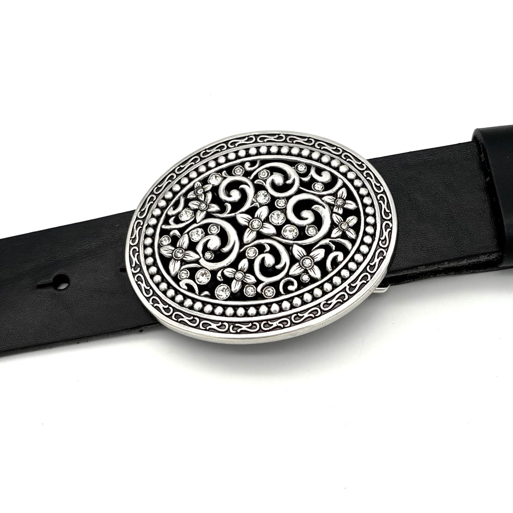 Detailansicht der ovalen Gürtelschließe 40 mm in Altsilber mit weißen Strasssteinen