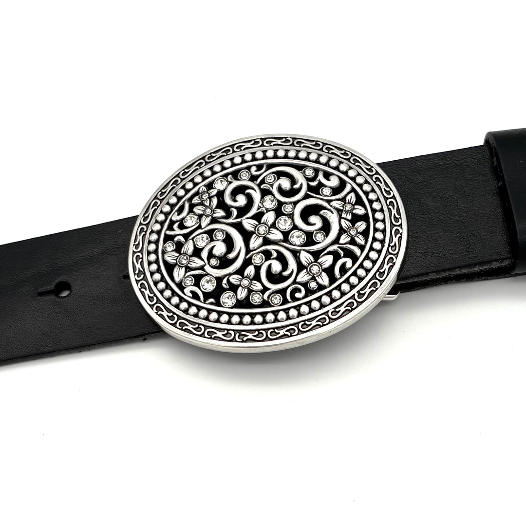 Detailansicht der ovalen Gürtelschließe 40 mm in Altsilber mit weißen Strasssteinen