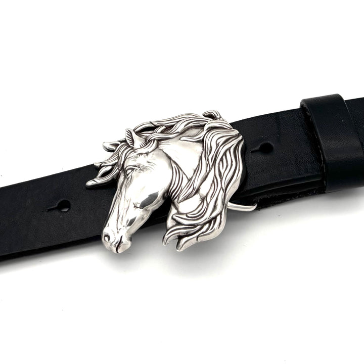 Detailansicht der Gürtelschließe Pferdekopf 30 mm in Silber mit geschwärzten Akzenten und matt glänzender Oberfläche