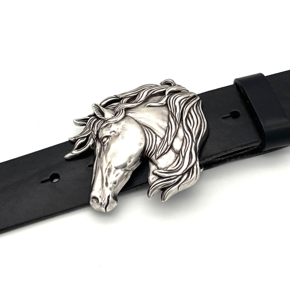 Detailansicht der Gürtelschließe Pferdekopf 40 mm in Silber versilbert mit leicht glänzender Oberfläche