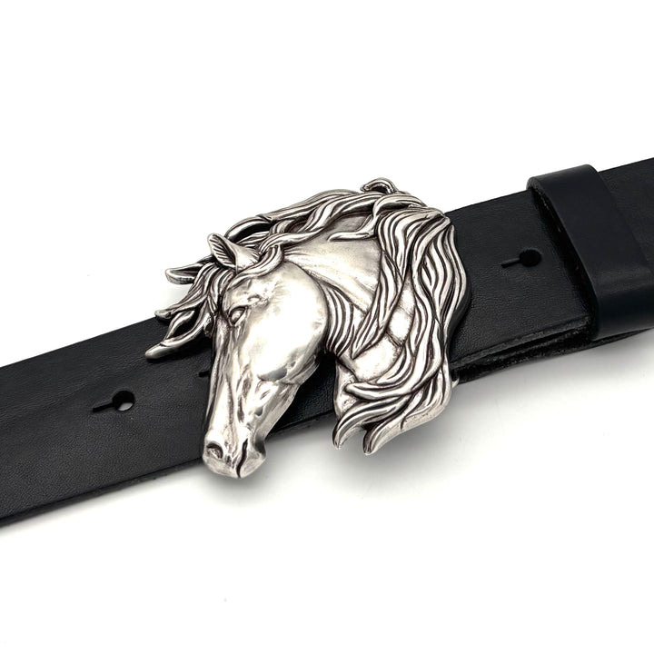 Detailansicht der Gürtelschließe Pferdekopf 40 mm in Silber versilbert mit leicht glänzender Oberfläche