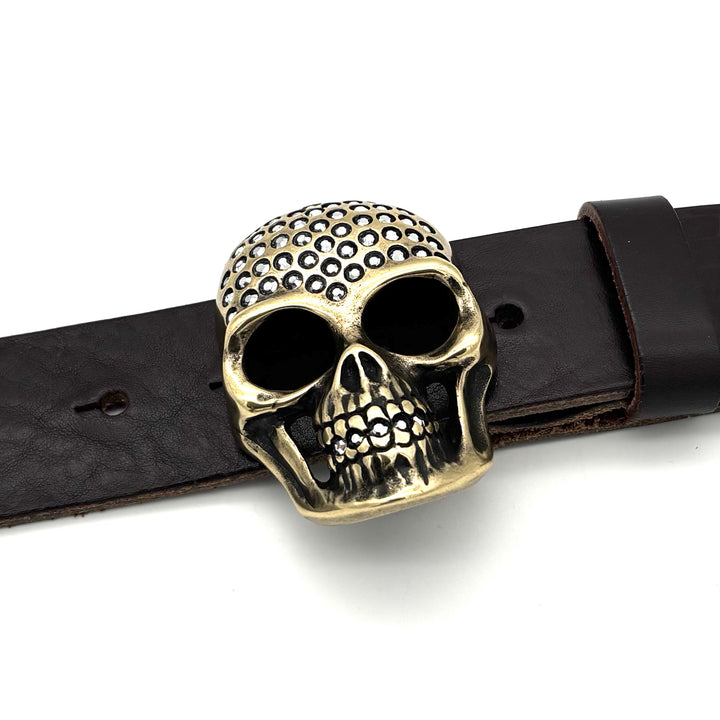 Detailansicht der Gürtelschließe Totenkopf 40 mm in Altgold mit weißen Strasssteinen und leicht glänzender Oberfläche