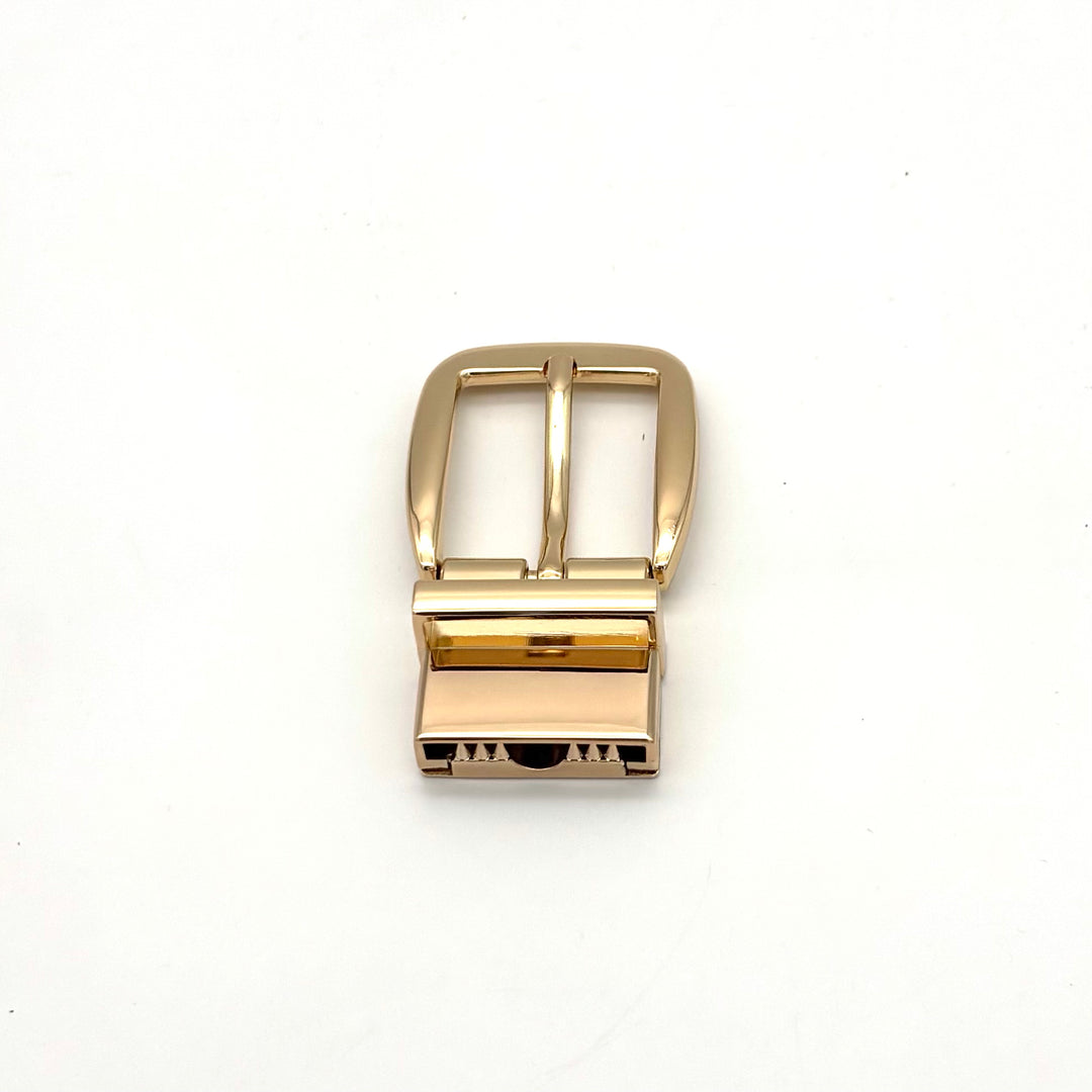 Detailansicht Klemmschließe 30 mm Gold glänzend aus Zinkdruckguss mit Metallschlaufe für Ledergürtel
